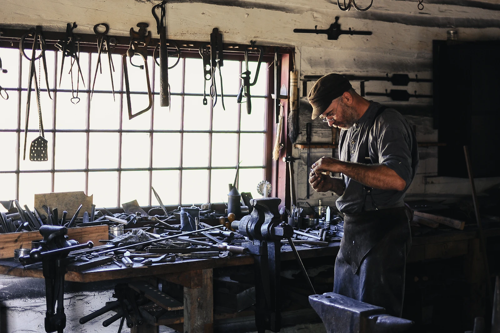 Artisan serrurier dans son atelier